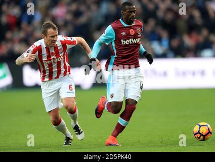 Pedro Obiang von West Ham United (rechts) und Glenn von Stoke City Whelan (links) Stockfoto