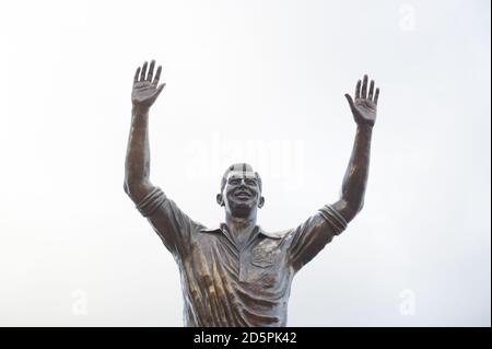 Enthüllung der neuen John Atyeo Statue. John Atyeos herausragender Beitrag zum Fußballverein wurde mit der Enthüllung einer lebensgroßen Bronzestatue des ehemaligen England Center Forward vor dem Anstoß gegen den Brighton gefeiert, der wohl der größte Spieler war, der jemals ein Bristol City Shirt trug. Stockfoto