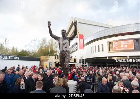 Enthüllung der neuen John Atyeo Statue. John Atyeos herausragender Beitrag zum Fußballverein wurde mit der Enthüllung einer lebensgroßen Bronzestatue des ehemaligen England Center Forward vor dem Anstoß gegen den Brighton gefeiert, der wohl der größte Spieler war, der jemals ein Bristol City Shirt trug. Stockfoto