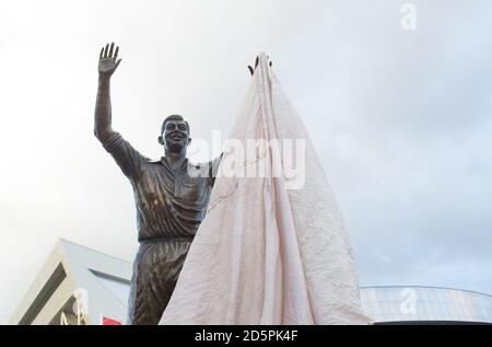 Enthüllung der neuen John Atyeo Statue. John Atyeos herausragender Beitrag zum Fußballverein wurde mit der Enthüllung einer lebensgroßen Bronzestatue des ehemaligen England Center Forward vor dem Anstoß gegen den Brighton gefeiert, der wohl der größte Spieler war, der jemals ein Bristol City Shirt trug. Stockfoto