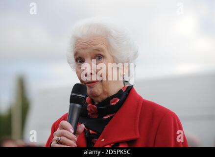 Bristol City Club Präsidentin Marina Dolman bei der Enthüllung der neuen John Atyeo Statue. Stockfoto