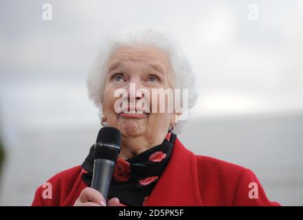 Bristol City Club Präsidentin Marina Dolman bei der Enthüllung der neuen John Atyeo Statue. Stockfoto