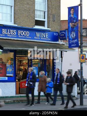 Unterstützer machen sich auf den Weg zur Stamford Bridge für das Spiel zwischen Chelsea und Everton. Stockfoto