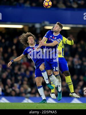 Chelsea's Gary Cahill (rechts) und Chelsea's David Luiz (links) Kampf Für den Ball mit Evertons Romelu Lukaku (rechts) Stockfoto