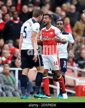 Jan Vertonghen von Tottenham Hotspur (links) und Theo Walcott von Arsenal Wörter Stockfoto