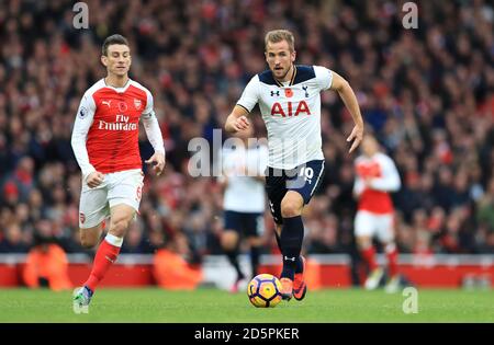 Tottenham Hotspur's Harry Kane (rechts) in Aktion mit Arsenals Laurent Koscielny Stockfoto