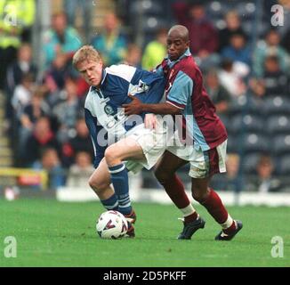 Damien Duff von Blackburn Rovers (links) schützt den Ball vor Ian Wright von West Ham United (rechts) Stockfoto