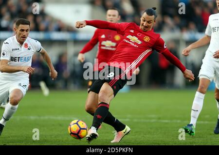 Zlatan Ibrahimovic von Manchester United erzielt den dritten Treffer Stockfoto