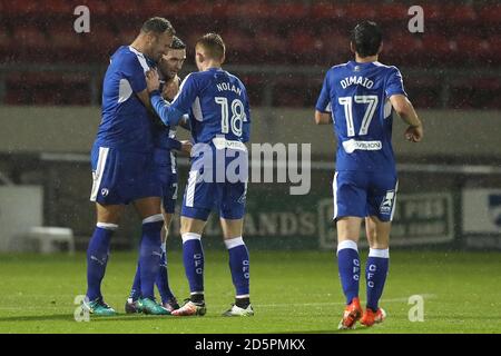 Chesterfields Jay O'Shea (zweite links) Feiert das erste Tor seines Teams gegen Crewe Stockfoto