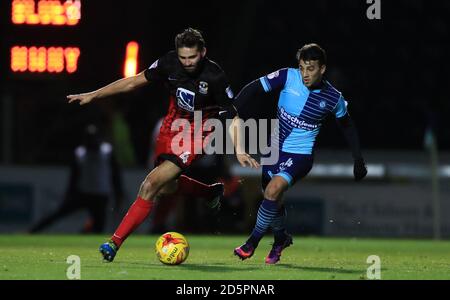 Jordan Turnbull von Coventry City, (links) kämpft um den Ballbesitz mit Scott Kashket von Wycombe Wanderers, (rechts) Stockfoto