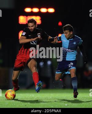 Jordan Turnbull von Coventry City, (links) kämpft um den Ballbesitz mit Scott Kashket von Wycombe Wanderers, (rechts) Stockfoto