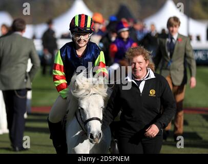 Der Gewinner des Shetland Pony Race Annabel Candy On Fordleigh Sophia während des Landtages der Offenen an Cheltenham Rennbahn Stockfoto