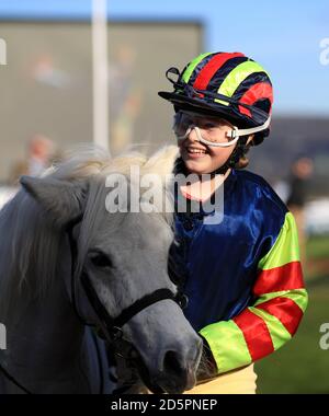 Der Gewinner des Shetland Pony Race Annabel Candy On Fordleigh Sophia während des Landtages der Offenen an Cheltenham Rennbahn Stockfoto