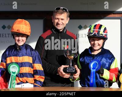 Der Gewinner des Shetland Pony Race Annabel Candy (rechts) Während der Landschaftstag der Open auf der Cheltenham Rennbahn Stockfoto