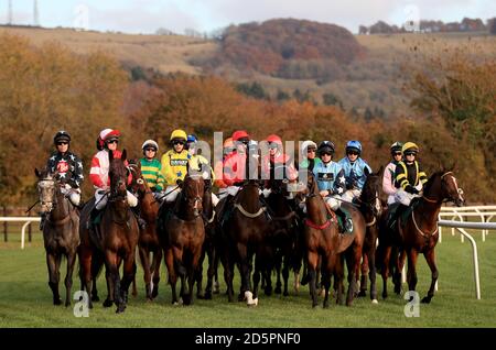 Läufer und Reiter in der Handicap-Hürde der Opus Energy Novizen Während der Landschaftstag der Open auf der Cheltenham Rennbahn Stockfoto