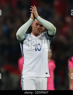 Englands Wayne Rooney applaudiert den Fans nach dem Spiel Stockfoto