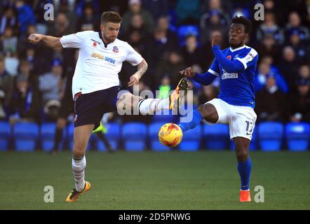 Shaquile Couldurst von Peterborough United und Mark Beevers von Bolton Wanderers Stockfoto
