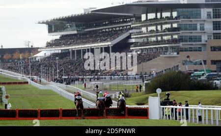 Läufer starten in der Sky Bet Supreme Trial Novizen' Hurdle Race während des Open Sunday auf der Cheltenham Rennbahn Stockfoto