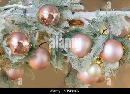 Weihnachtsdekorationen hängen von der Decke in einem modernen Einkaufszentrum, Einkaufszentrum oder Ausstellungsort. Stockfoto