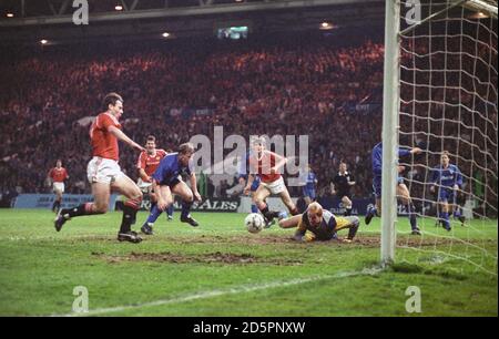 Brian McClair von Manchester United erzielt ein Tor gegen Oldham Die FA Cup Halbfinale Wiederholung in Maine Road Stockfoto