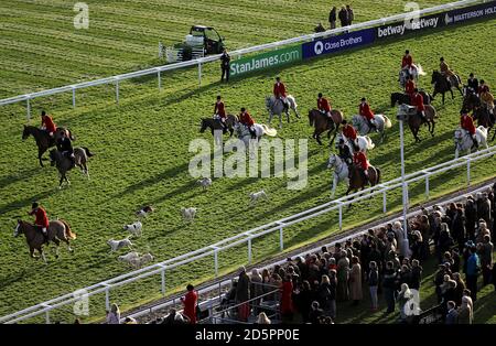 Eine Jagdparade auf dem Platz während des Landtages Der Open in Cheltenham Rennbahn Stockfoto