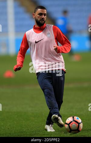 Vladimir Gadzhev von Coventry City erwärmt sich vor dem Spiel Stockfoto