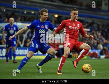 Jonathan Spector (links) von Birmingham City kämpft mit Joe Bryan von Bristol City um den Ball. Stockfoto