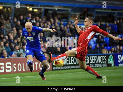 David Cotterill (links) von Birmingham City hat sein Kreuz durch Joe Bryan von Bristol City blockiert. Stockfoto