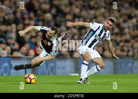 Burnleys Dean Marney (links) und West Bromwich Albions James Morrison Kampf um den Ball Stockfoto