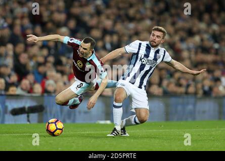 Burnleys Dean Marney (links) und West Bromwich Albions James Morrison Kampf um den Ball Stockfoto