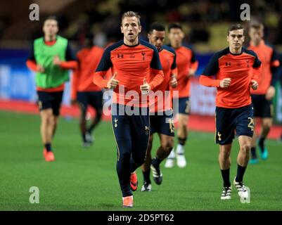 Tottenham Hotspur's Harry Kane (links) beim Aufwärmen Stockfoto