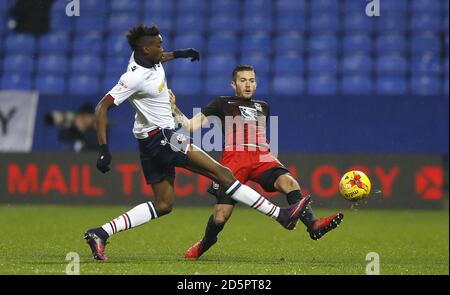 Die Lewis Page von Coventry City kämpft mit Bolton um den Ball Wanderers Sammy Ameobi Stockfoto