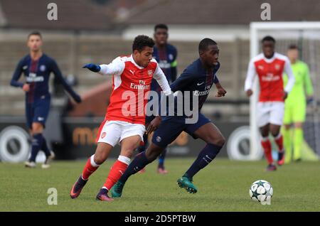 Donyell Malen von Arsenal U19 (links) und Paris Saint Germain U19 Boubakary Soumare Kampf um den Ball Stockfoto