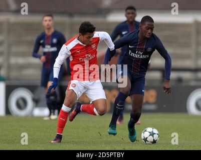 Donyell Malen von Arsenal U19 (links) und Paris Saint Germain U19 Boubakary Soumare Kampf um den Ball Stockfoto