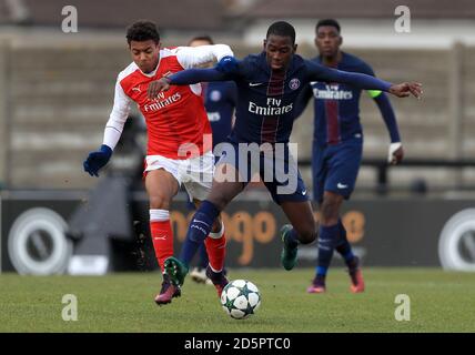 Donyell Malen von Arsenal U19 (links) und Paris Saint Germain U19 Boubakary Soumare Kampf um den Ball Stockfoto