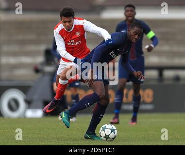 Donyell Malen von Arsenal U19 (links) und Paris Saint Germain U19 Boubakary Soumare Kampf um den Ball Stockfoto