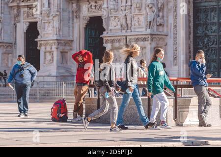 Menschen tragen Schutzmasken verhindern Coronavirus, covid 19 während des Virenausbruchs. Junge Leute zu Fuß im Zentrum von Mailand. Milan, Italien - 27.09.2020 Stockfoto