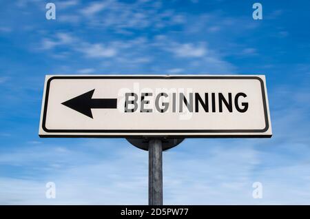 Beginnende Straßenschild, Pfeil auf blauem Himmel Hintergrund. Einfache leere Straßenschild mit Platz zum Kopieren. Pfeil auf einem Pol, der in eine Richtung zeigt. Stockfoto