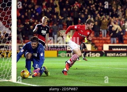 Sam Winnall von Barnsley feiert das erste Tor seiner Seite Das Spiel Stockfoto