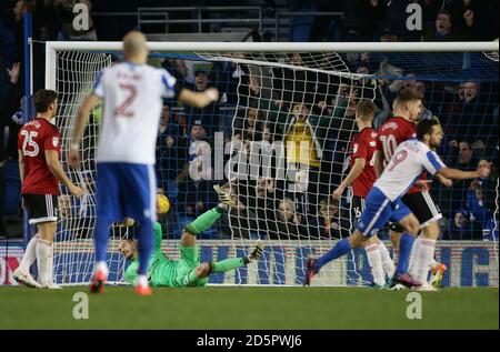 Brighton & Hove Albions Sam Baldock (Nr. 9) Bewertet den Equalizer seines Teams Stockfoto