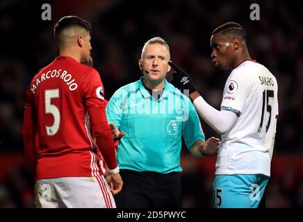 Marcos Rojo von Manchester United spricht mit Diafra von West Ham United Sakho als Schiedsrichter Jon Moss beruhigt sie Stockfoto