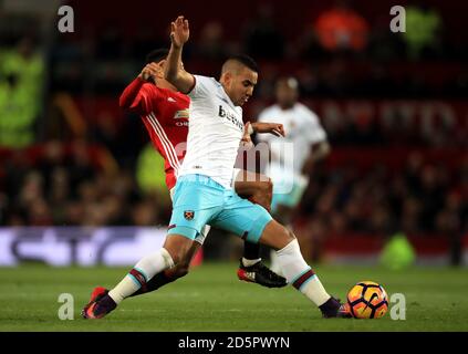 Dimitri Payet von West Ham United (rechts) und Jesse von Manchester United Lingard Kampf um den Ball Stockfoto