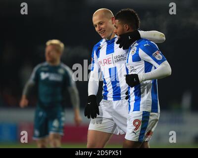 Aaron Mooy von Huddersfield Town (links) feiert sein Tor mit Elias Kachunga (rechts) Stockfoto