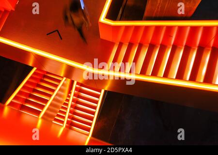 Essen, Ruhrgebiet, Nordrhein-Westfalen, Deutschland - Ruhrmuseum an der Zeche Zollverein, UNESCO Weltkulturerbe Zollverein, rot beleuchtete Treppe. Stockfoto