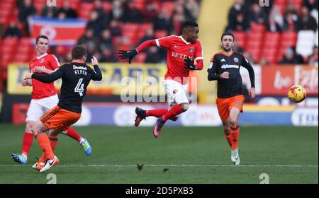 Charlton Athletic's Ademola Lookman (Mitte) in Aktion Stockfoto