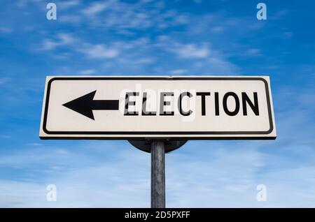 Wahl Straßenschild, Pfeil auf blauem Himmel Hintergrund. Einfache leere Straßenschild mit Platz zum Kopieren. Pfeil auf einem Pol, der in eine Richtung zeigt. Stockfoto