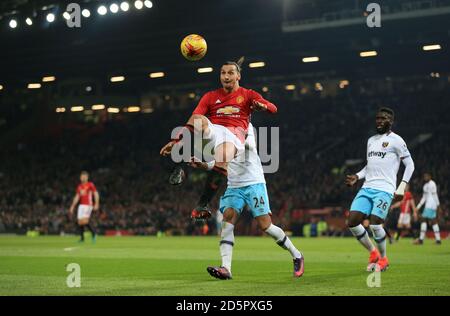 Zlatan Ibrahimovic von Manchester United versucht einen überkopflichen Kick Stockfoto