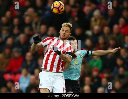 Marko Arnautovic von Stoke City und Jon Flanagan (rechts) von Burnley Für den Ball in der Luft Stockfoto