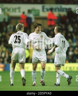 Jonathan Woodgate von Leeds United (links) und Lee Bowyer (rechts) gratulieren Harry Kewell (Mitte) über sein Siegtor Stockfoto