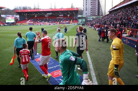 Charlton Athletic und Milton Keynes Dons Spieler gehen aus Stockfoto